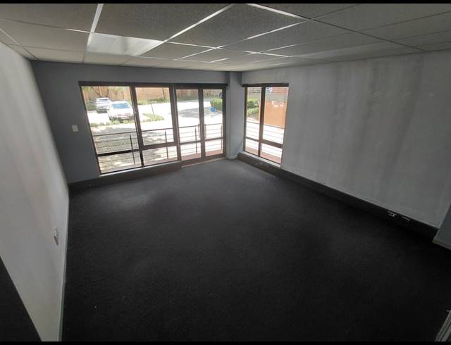 344M² OFFICE TO LET IN MAGALIESSIG